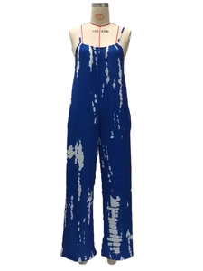 Detail des blau-weißen Batikmusters am Sommer-Jumpsuit mit weitem Bein und Trägern