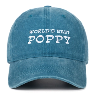 Nahaufnahme der World's Best Poppy Stickerei auf der verwaschenen Vintage-Baseballkappe