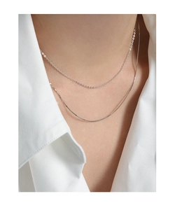 Detailansicht der zweilagigen S925 Sterling Silber Box-Kette an einem Modell