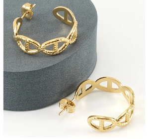 Dettaglio di orecchini a C placcati in oro 18K con catena ad ancora e trama intrecciata