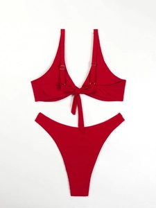 Dettaglio in piano di un bikini rosso a due pezzi con spalline regolabili e slip alto