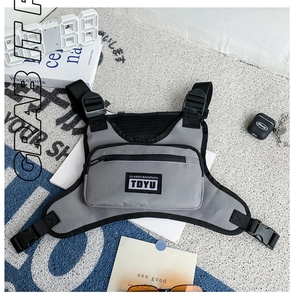 Taktische Brusttasche im Detail mit verstellbarer Kunststoffschnalle und Nylon-Material