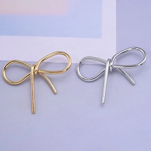 Détail de pendentifs en forme de nœud en finitions or et argent pour bijoux DIY