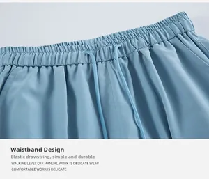 Dettaglio dell'elastico in vita e della coulisse sui pantaloni cargo azzurro chiaro