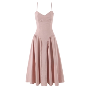 Robe d'été rose en ligne A avec corsage et jupe plissée sur fond blanc neutre