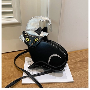 Détail du sac bandoulière chat noir avec chapeau de magicien argenté et motif lune