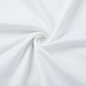 Gros plan sur un tissu en maille blanche avec des plis élégants et détails en tulle