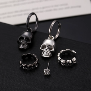 Gotisches Totenkopf Schmuckset mit Ohrringen und Ear Cuffs in Schwarz und Silber Optik