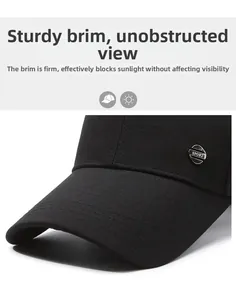 Dettaglio della visiera rigida del cappello da baseball con stemma SPORT in metallo