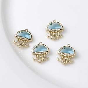 Détail de pendentifs méduse bleu clair avec placage en or 14 carats pour bijoux DIY