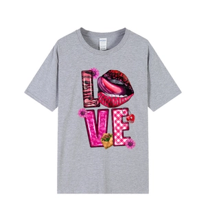 T-shirt grigia con grafica LOVE artistica con stampe leopardate e motivi floreali