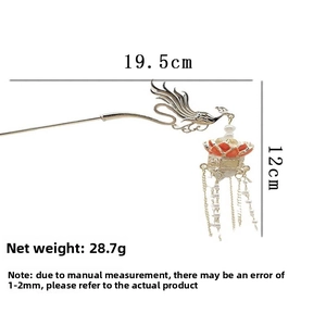 Detailed view of golden phoenix hair stick with 19.5cm length and pearl tassel ornaments