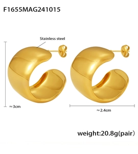 Detail showing 3cm wide golden C-shaped stainless steel earrings with size and weight info