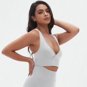 Détail du soutien-gorge de sport gris clair à dos croisé et legging taille haute