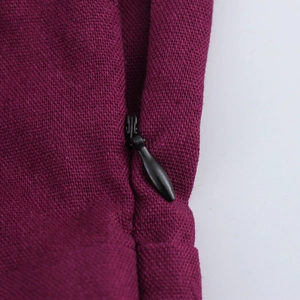 Détail d'une fermeture éclair invisible sur une robe en lin de couleur magenta