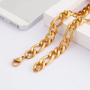 Détail d'un collier chaîne Figaro en acier inoxydable doré avec fermoir mousqueton robuste