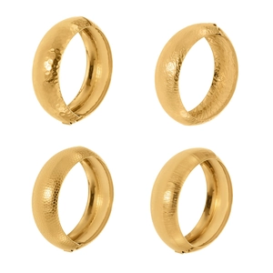 Bracciali rigidi dorati con quattro diverse superfici testurizzate in stile minimalista