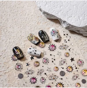 Vue détaillée d'autocollants pour ongles galaxie avec motifs de planètes cosmiques