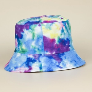 Dettaglio del cappello alla pescatora tie-dye colorato con cuciture rinforzate e cotone
