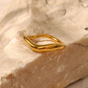 Bague vague minimaliste en acier inoxydable plaqué or 18 carats sur fond de pierre naturelle