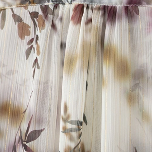 Tessuto in chiffon semitrasparente con stampa floreale viola e strisce metalliche dorate