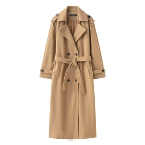 Klassischer doppelreihiger Wollmantel in Camel mit Gürtel und breitem Reverskragen