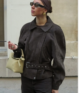 Details einer dunkelbraunen Wildlederimitat-Jacke mit passendem Gürtel und Puffärmeln