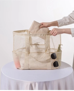 Detail einer beige Netztasche für Strand mit vielen Taschen und großem Stauraum