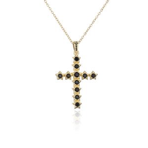 Gros plan du collier pendentif croix plaqué or 18 carats avec zircons noirs pavés