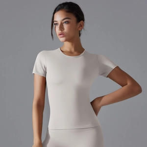 Nahaufnahme des cremefarbenen Yoga-T-Shirts mit glattem, gebürstetem, hochelastischem Stoff