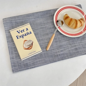 Gros plan détaillé du set de table à rayures bleu foncé avec petits pains et café