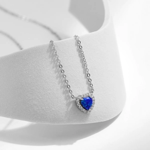 Élégant collier en argent S925 avec opale bleue en cœur et halo de zircons étincelants