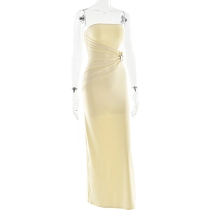 Détail de la robe bustier jaune clair avec fronces à la taille et boucle en cristal
