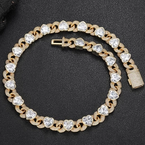 Hip hop 12mm gouden Cubaanse schakelketting met ijzige hartstenen op zwarte achtergrond