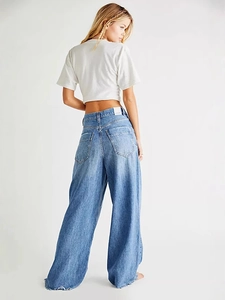 Vue arrière du jean denim bleu clair à jambe large avec taille haute et ourlet brut