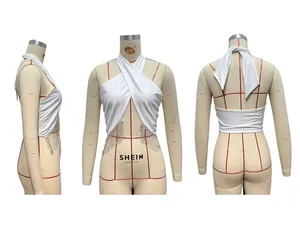 Detail des weißen Neckholder-Tops mit elegantem Silberketten-Fransensaum und rückenfreiem Schnitt