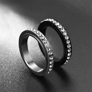 Detalle de anillos giratorios en plata cepillada y acero negro pulido con cristales