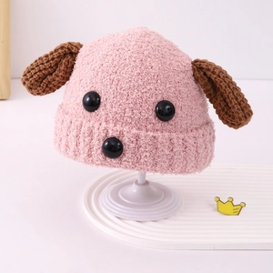 Détail du bonnet en peluche rose pour bébé avec oreilles brunes et yeux boutons