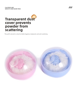 Détail des coffrets de houpettes rose et bleu avec boîtiers transparents anti-poussière