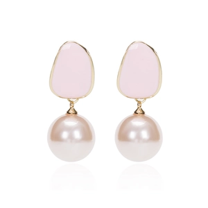 Boucles d'oreilles modernes en émail rose avec perles brillantes et finition dorée