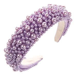 Détail d'un serre-tête en satin violet orné de perles fantaisie de tailles variées