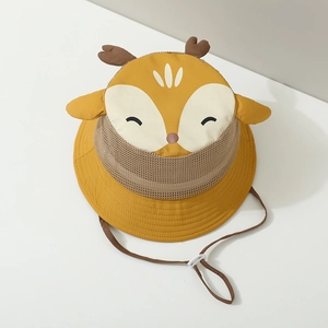 Détail d'un chapeau de soleil bébé avec maille respirante, oreilles de girafe et cordon
