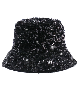 Dettaglio ravvicinato di un cappello a secchiello nero con paillettes luccicanti su bianco