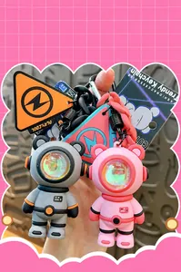 Due portachiavi a forma di orso astronauta con caschi luminosi a LED in PVC
