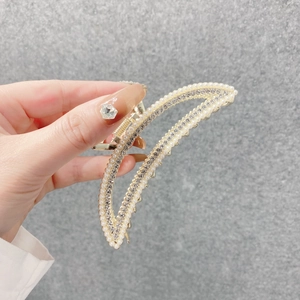 Pince à cheveux élégante en métal doré avec perles et strass au design en forme de V