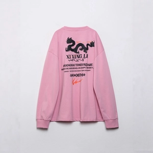 Rosa Langarmshirt mit schwarzem Drachendruck und urbanem Text auf dem Rücken