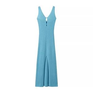 Vue détaillée de la robe en maille bleu clair avec col en V ajouré et fente frontale