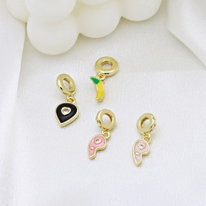 Pendentifs dorés chic avec motifs banane et cœur sur une élégante soie blanche