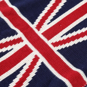 Dettaglio del motivo Union Jack sul set sciarpa e cappello in maglia morbida