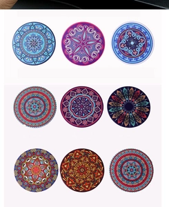 Set aus neun bunten Mandala Auto-Untersetzern mit komplizierten geometrischen Mustern für DIY